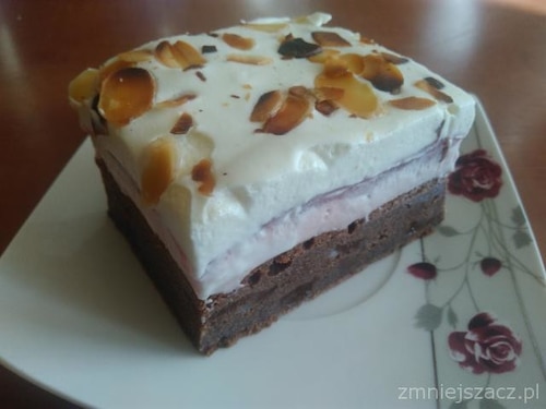 Przepis na Truskawkowiec na cieście czekoladowym z musem z białej czekolady Truskawkowiec na cieście czekoladowym z musem z białej czekolady