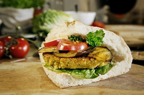 Warzywny burger z falafelem