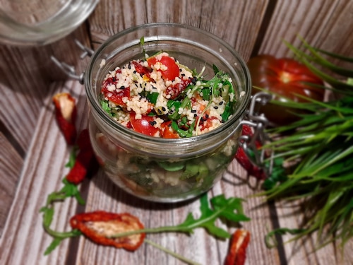 Sałatka z kuskusem, suszonymi pomidorami i zieleniną