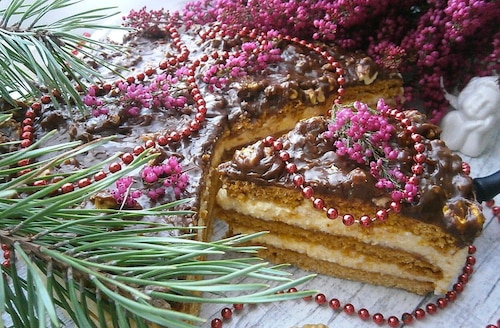 Miodownik z  masą serową i polewą z krówek