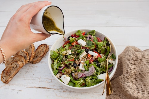 Przepis na Sałatka z pieczoną papryką, owczym serem Manouri i słonecznikiem Sałatka z pieczoną papryką, owczym serem Manouri i słonecznikiem