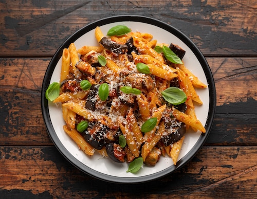 Makaron z bakłażanem i sosem pomidorowym