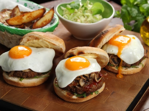 Przepis na Amerykańskie burgery z pieczarkami i sadzonym jajem Amerykańskie burgery z pieczarkami i sadzonym jajem
