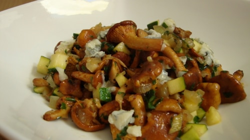 Aromatyczna sałatka z kurkami i cukinią 