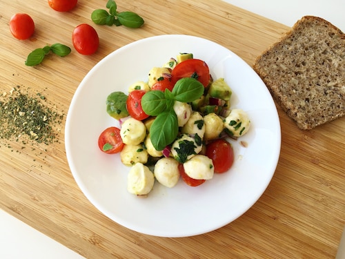 Przepis na Aromatyczna włoska sałatka caprese Aromatyczna włoska sałatka caprese