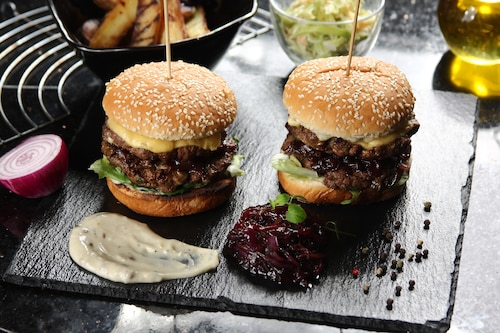 Przepis na Aromatyczne double burgery z pleśniowym serem i konfiturą z czerwonej cebuli Aromatyczne double burgery z pleśniowym serem i konfiturą z czerwonej cebuli