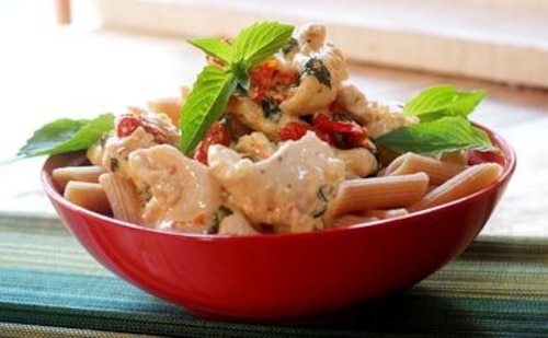 Przepis na Aromatyczne penne z kurczakiem i krewetkami Aromatyczne penne z kurczakiem i krewetkami