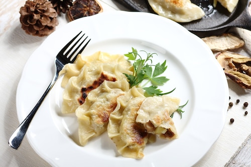 Przepis na Aromatyczne pierogi z leśnymi grzybami i ziemniakami Aromatyczne pierogi z leśnymi grzybami i ziemniakami