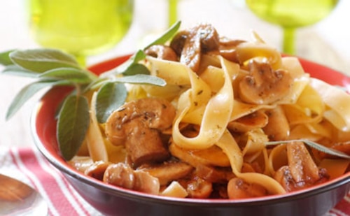 Przepis na Aromatyczne wstążki z pieczarkami Aromatyczne wstążki z pieczarkami