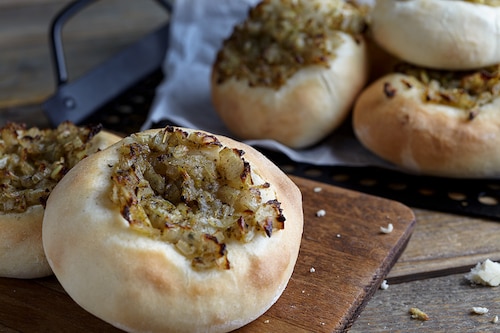 Przepis na Cebularz z czosnkiem i kminkiem Cebularz z czosnkiem i kminkiem