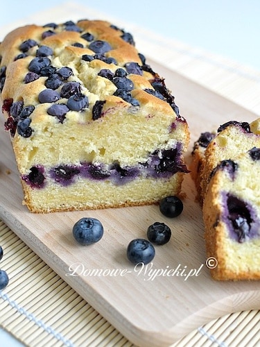 Babka jogurtowa z jagodami 