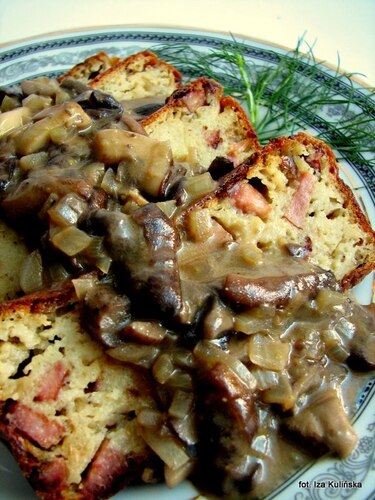 Babka ziemniaczana z kiełbasą i sosem z leśnych grzybów