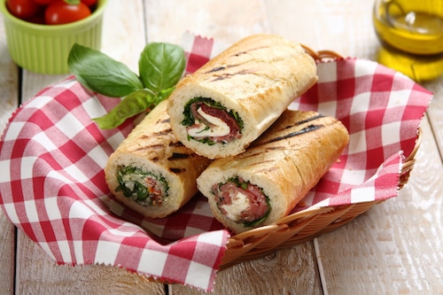 Przepis na Bagietka faszerowana szynką parmeńską, rukolą i mozzarellą  Bagietka faszerowana szynką parmeńską, rukolą i mozzarellą