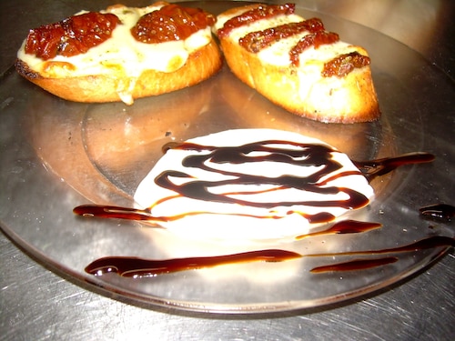 Przepis na Bagietki czosnkowe z mozarellą i suszonym pomidorem Bagietki czosnkowe z mozarellą i suszonym pomidorem