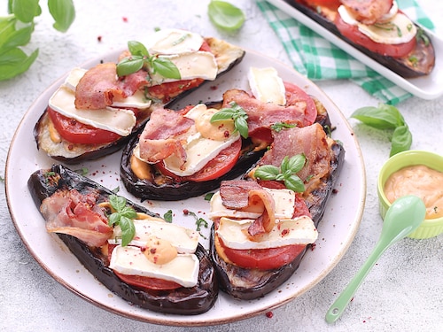 Przepis na Bakłażanowe łódki z grilla z sosem Bakłażanowe łódki z grilla z sosem