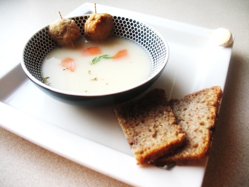 Barszcz biały podawany z kulkami mięsnymi