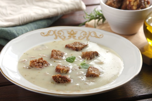 Przepis na Barszcz biały z grzankami i kiełbasą Barszcz biały z grzankami i kiełbasą