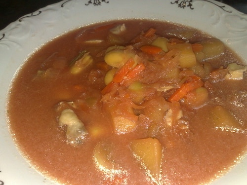 Barszcz czerwony warzywami i fasolą