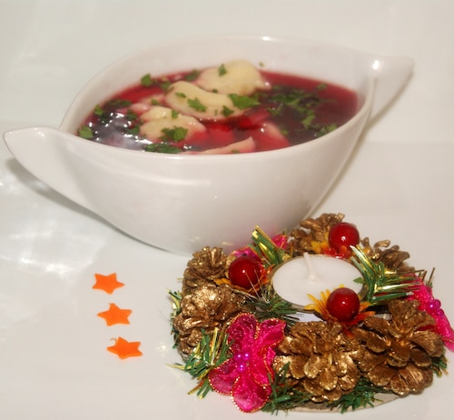 Przepis na Barszcz czerwony z pierożkami z nadzieniem grzybowym Barszcz czerwony z pierożkami z nadzieniem grzybowym