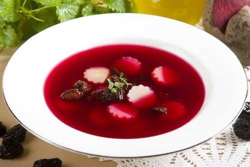 Barszcz czysty ze śliwkami
