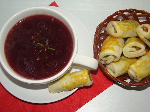 Barszcz z mini pasztecikami z kaszą
