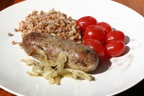 Biała kiełbasa pieczona w winie