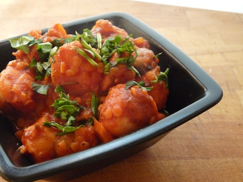 Biała kiełbasa z soczewicą zapiekana w sosie pomidorowym