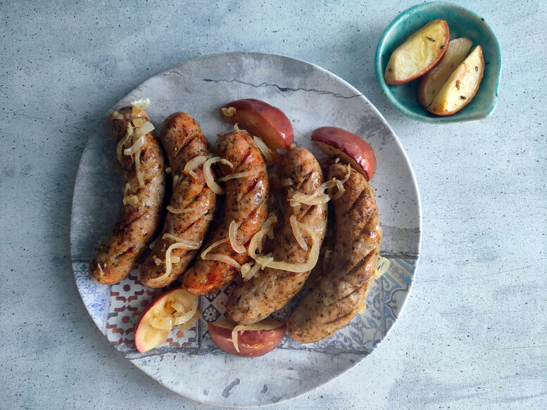 Biała kiełbasa z jabłkami zapiekana w cydrze