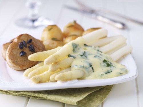 Białe szparagi z wytrawnym serowym sosem