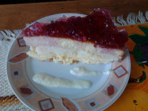 Biszkopt z kremem i galaretką 