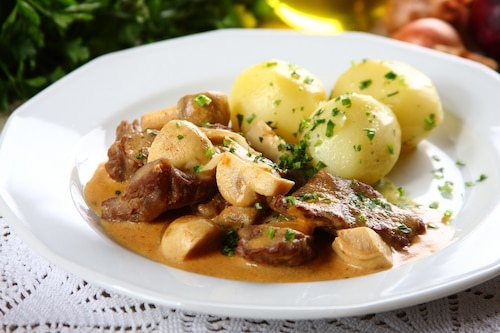 Przepis na Bitki wołowe z pieczarkami i śmietaną Bitki wołowe z pieczarkami i śmietaną