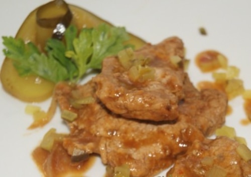 Przepis na Bitki z szynki wieprzowej z kiszonym ogórkiem Bitki z szynki wieprzowej z kiszonym ogórkiem