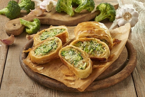 Przepis na Strudel z serem i brokułami - VIDEO Strudel z serem i brokułami - VIDEO