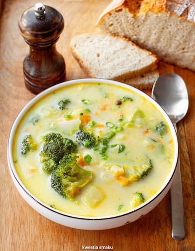 Zupa brokułowa z ziemniakami i serkiem topionym