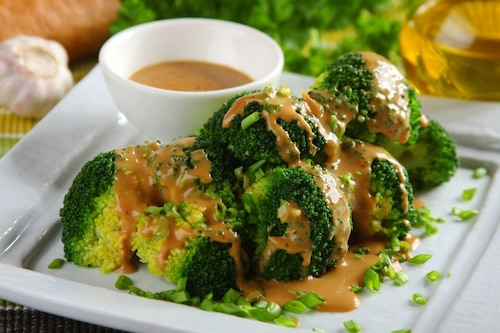 Przepis na Brokuły z sosem czosnkowym Brokuły z sosem czosnkowym