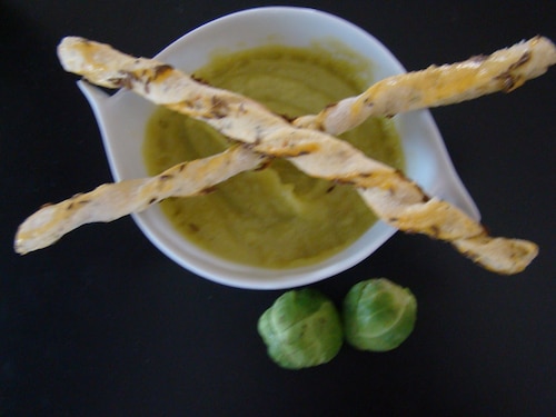 Brukselkowy krem z serowym paluchem