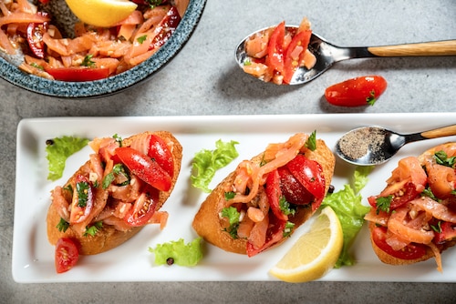 Przepis na Bruschetta z łososiem wędzonym i pomidorem Bruschetta z łososiem wędzonym i pomidorem