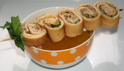 Bulion i ślimaczki naleśnikowe