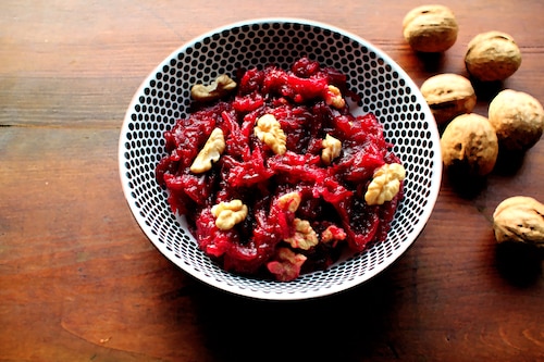 Buraczki na ciepło z orzechami i czosnkową nutą