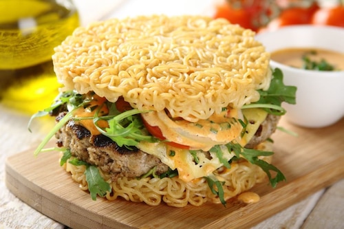 Przepis na Burger w bułce z nudli Burger w bułce z nudli
