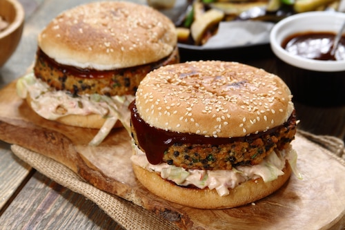 Burger z czerwonej i czarnej soczewicy