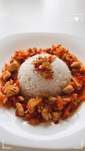 Kurczak w sosie słodko kwaśnym z ryżem 