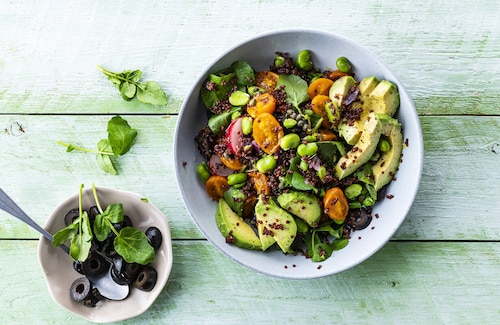 Sałatka z komosą, suszonymi pomidorami, bobem i rzodkiewką 