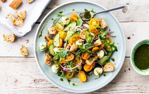 Panzanella czyli włoska sałatka z chlebem i pomidorami 