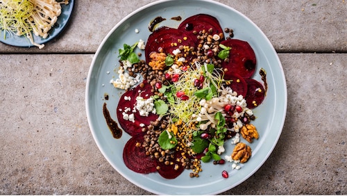 Carpaccio z buraka z soczewicą, granatem i sałatką enoki