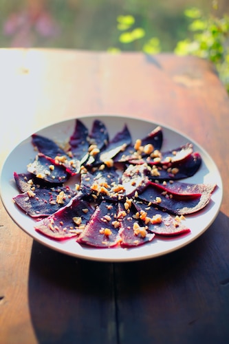 Przepis na Carpaccio z pieczonych buraków z orzechami po włosku Carpaccio z pieczonych buraków z orzechami po włosku