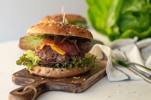 Bardzo serowy cheeseburger 