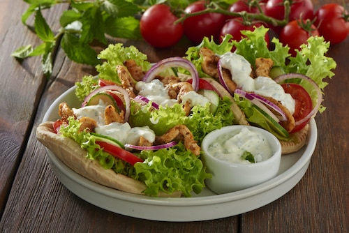 Gyros z kurczaka z sosem jogurtowym