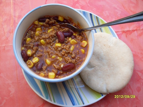 Chilli con carne z chlebkiem pita