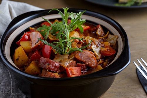 Chłopski garnek z ziemniakami i kiełbasą